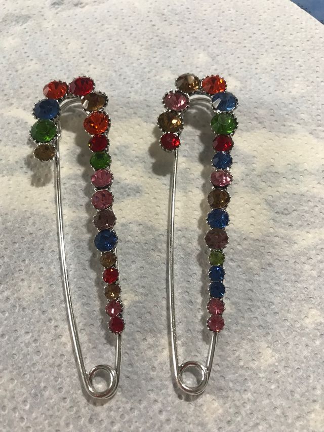 Due spille ferma sciarpa