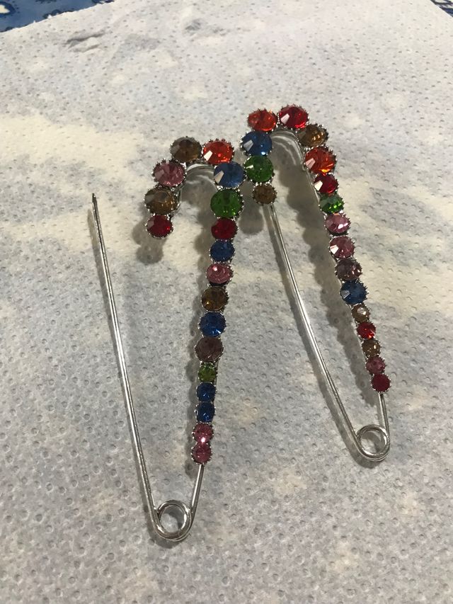 Due spille ferma sciarpa