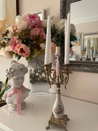 2 candelabros de bronce y cerámica antigua