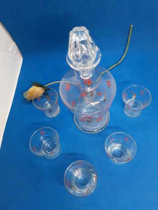 set bottiglia con bicchieri in vetro vintage