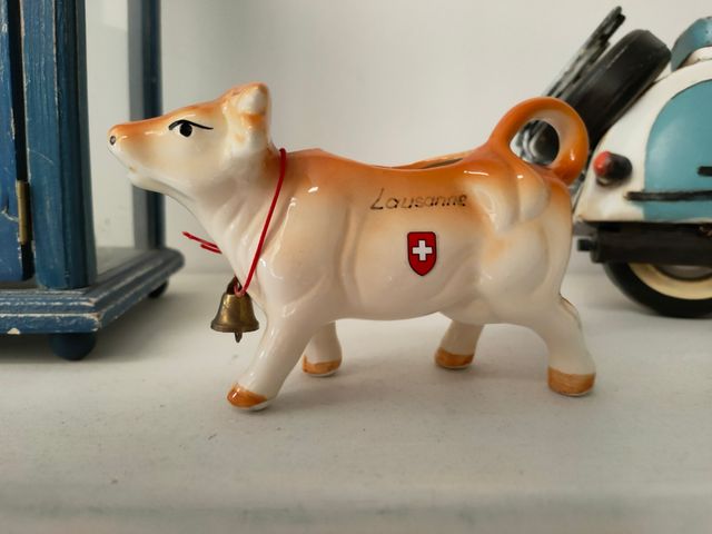 Lechera suiza de cerámica