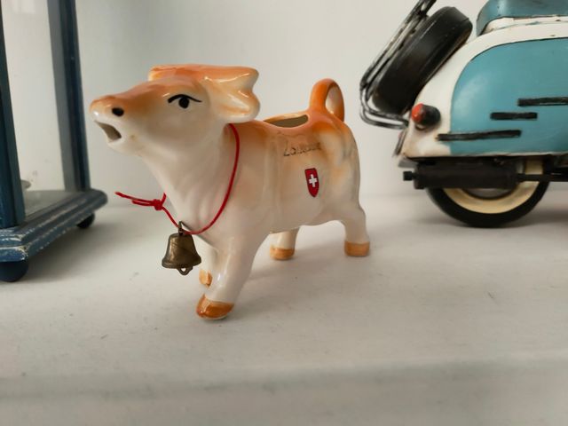 Lechera suiza de cerámica