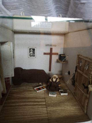 Antiguo diorama maqueta religiosa monja