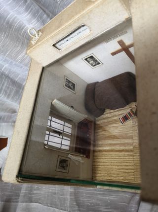 Antiguo diorama maqueta religiosa monja
