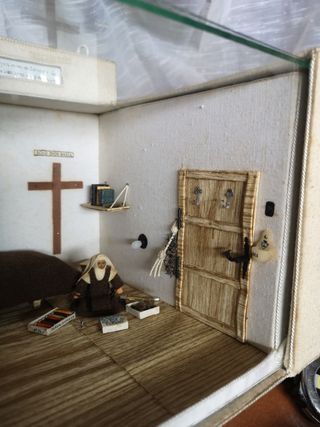 Antiguo diorama maqueta religiosa monja