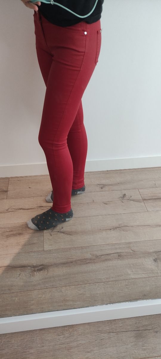 pantalón rojo polipiel