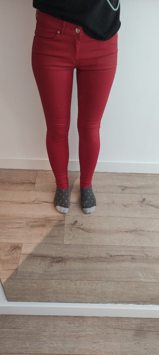 pantalón rojo polipiel