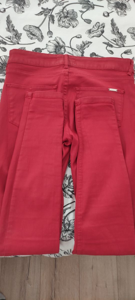 pantalón rojo polipiel