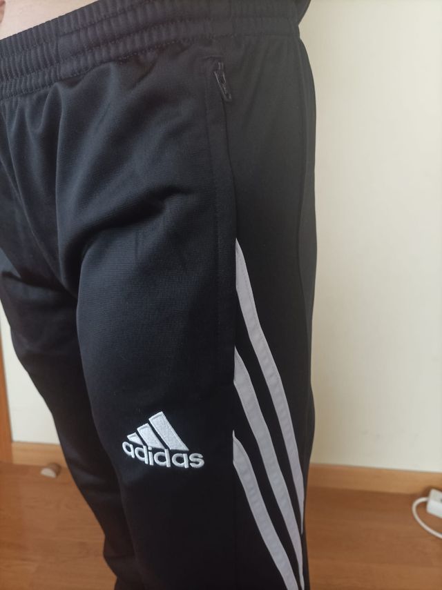 pantalón chándal marca Adidas talla 1.64cm