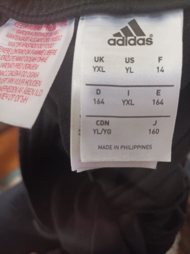 pantalón chándal marca Adidas talla 1.64cm