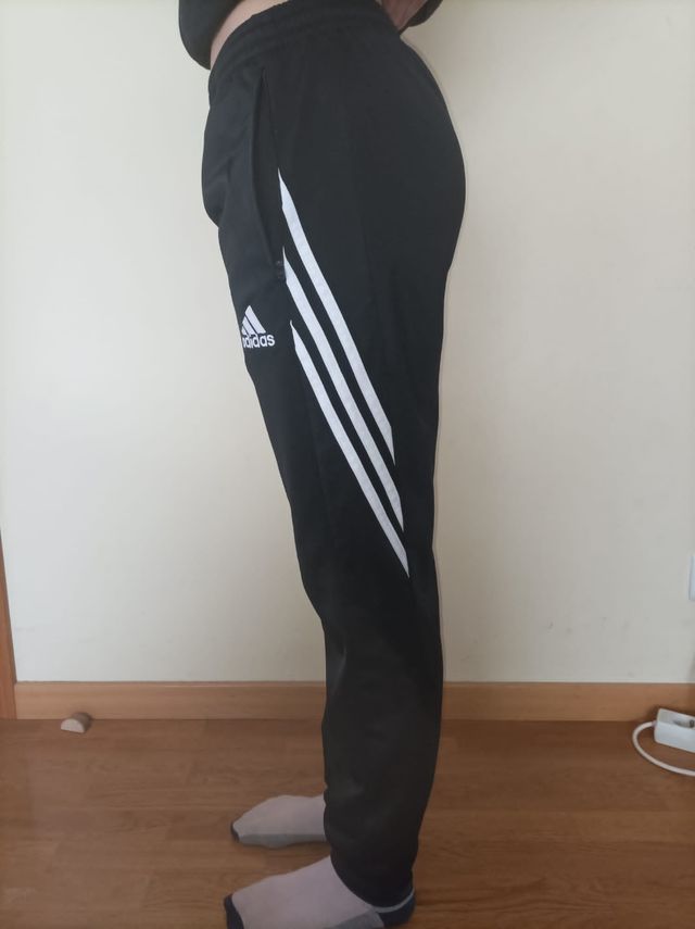 pantalón chándal marca Adidas talla 1.64cm