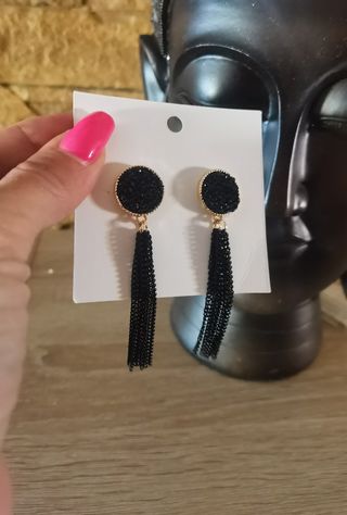 Pendientes largos negros con cadenas.