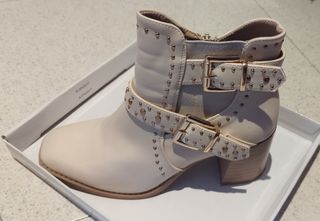 Botin mujer tachuelas