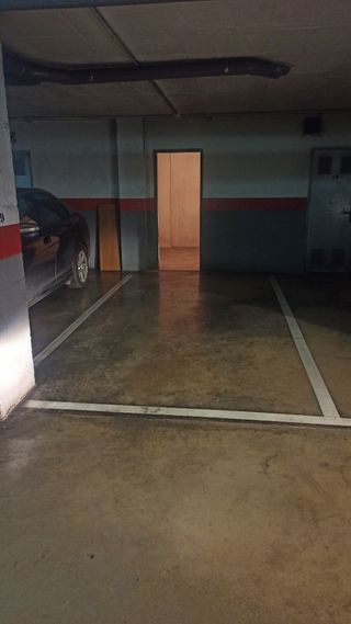 Se vende plaza de garaje con trastero.