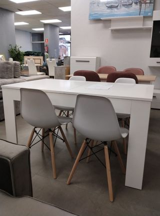 ¡BARATA! MESA MIRA EXTENSIBLE Y 4 SILLAS NORDICAS