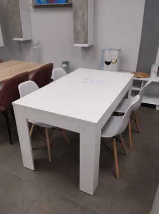 ¡BARATA! MESA MIRA EXTENSIBLE Y 4 SILLAS NORDICAS