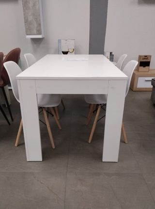 ¡BARATA! MESA MIRA EXTENSIBLE Y 4 SILLAS NORDICAS