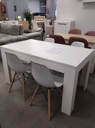 ¡BARATA! MESA MIRA EXTENSIBLE Y 4 SILLAS NORDICAS