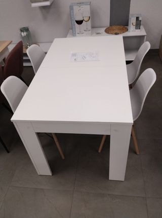 ¡BARATA! MESA MIRA EXTENSIBLE Y 4 SILLAS NORDICAS