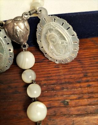 Espectacular crucifijo rosario de nácar y plata.