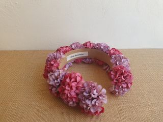 Corona flores malva y fucsia empolvado