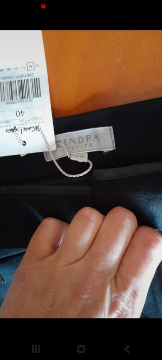 Bonita falda Zendra,  con etiqueta