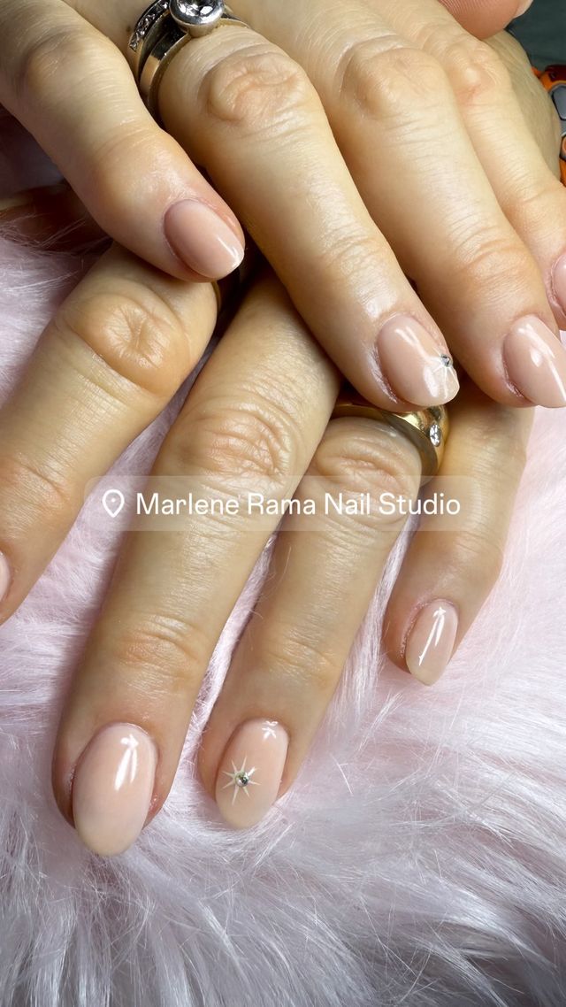 Uñas esculpidas. Esmaltado semi permanente.