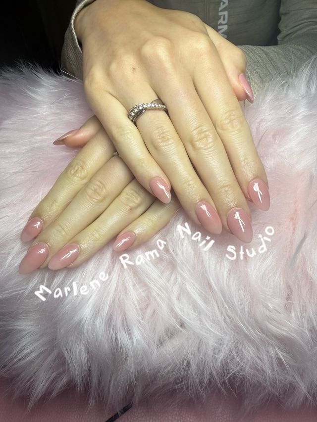 Uñas esculpidas. Esmaltado semi permanente.