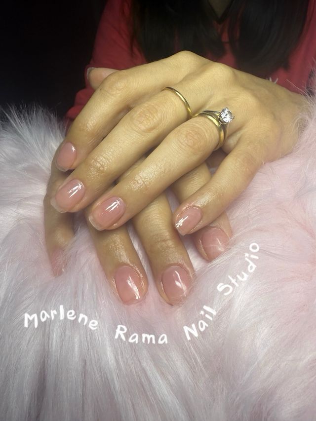 Uñas esculpidas. Esmaltado semi permanente.