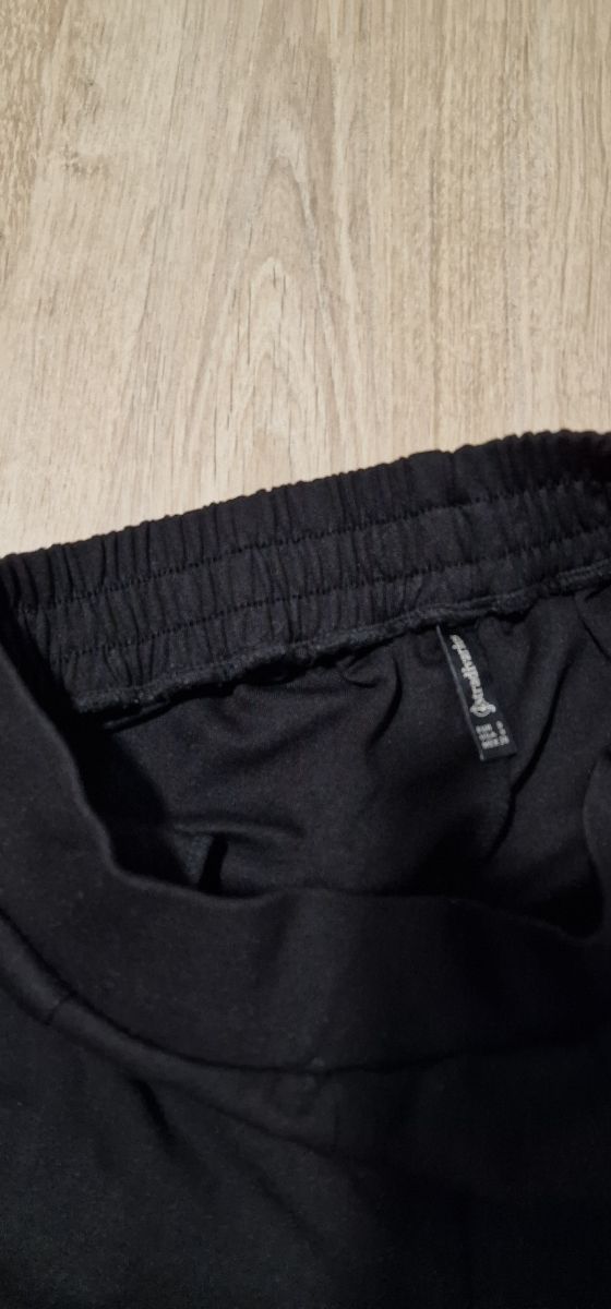 Pantalón marca Stradivarius talla S