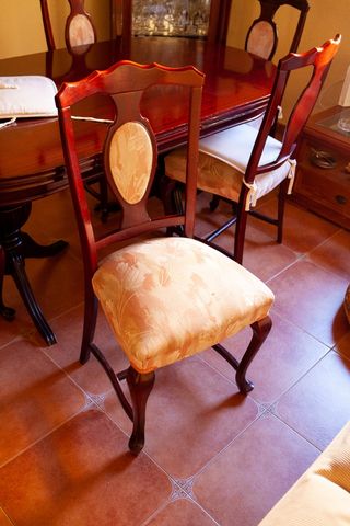 Mesa de madera antigua y 6 sillas. 