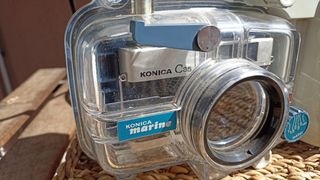 Konica C35 con carcasa sumergible Marine