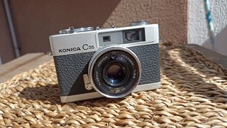 Konica C35 con carcasa sumergible Marine