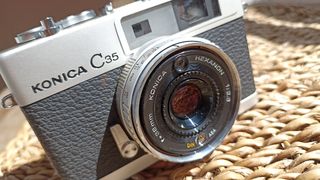 Konica C35 con carcasa sumergible Marine