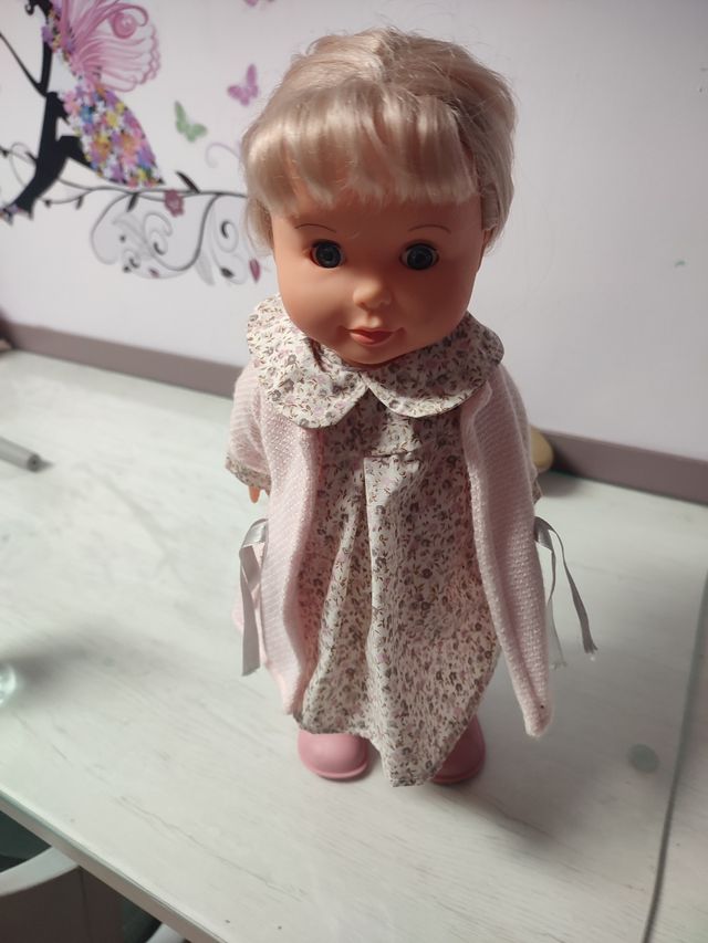 muñeca canta y camina carmina