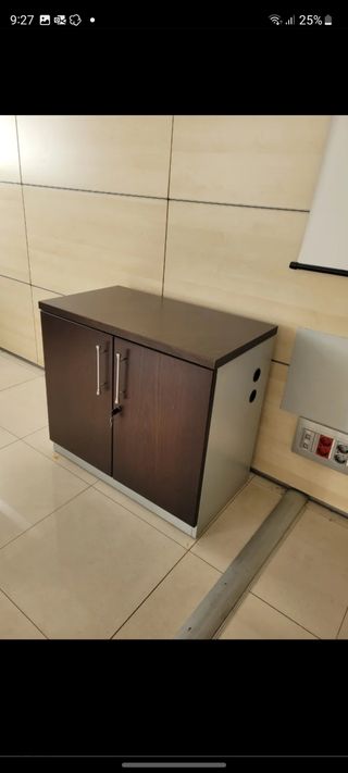 Tavolo da riunione e armadio abbinati.