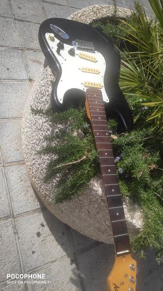 guitarra academy   negra solo falta las cuerdas