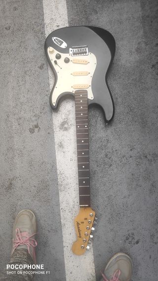 guitarra academy   negra solo falta las cuerdas