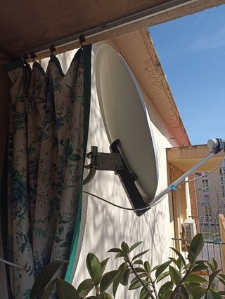 receptor con antena y soporte.