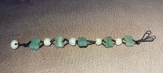 Pulsera de cuero con perlas y cristales verdes