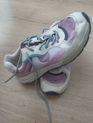 Tres pares de zapatillas 12 euros