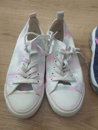 Tres pares de zapatillas 12 euros