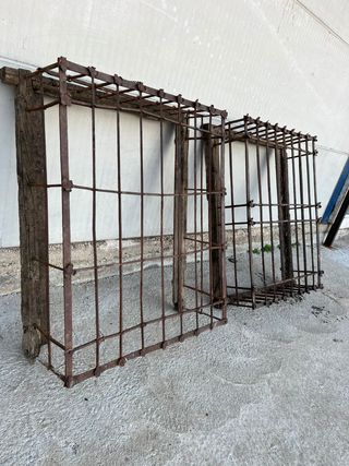 Pareja de rejas hechas a fragua