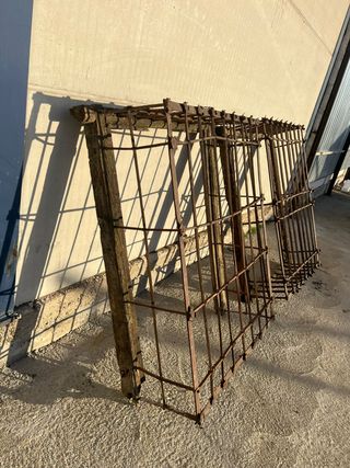 Pareja de rejas hechas a fragua