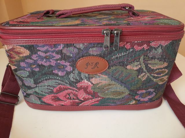 Neceser de viaje de tela con espejo interior.