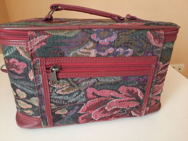 Neceser de viaje de tela con espejo interior.