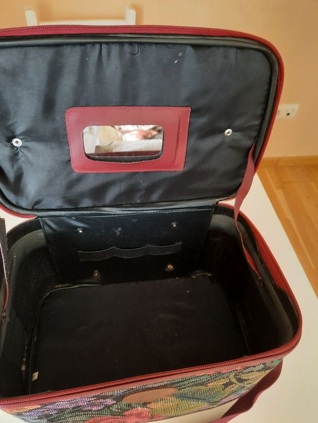 Neceser de viaje de tela con espejo interior.