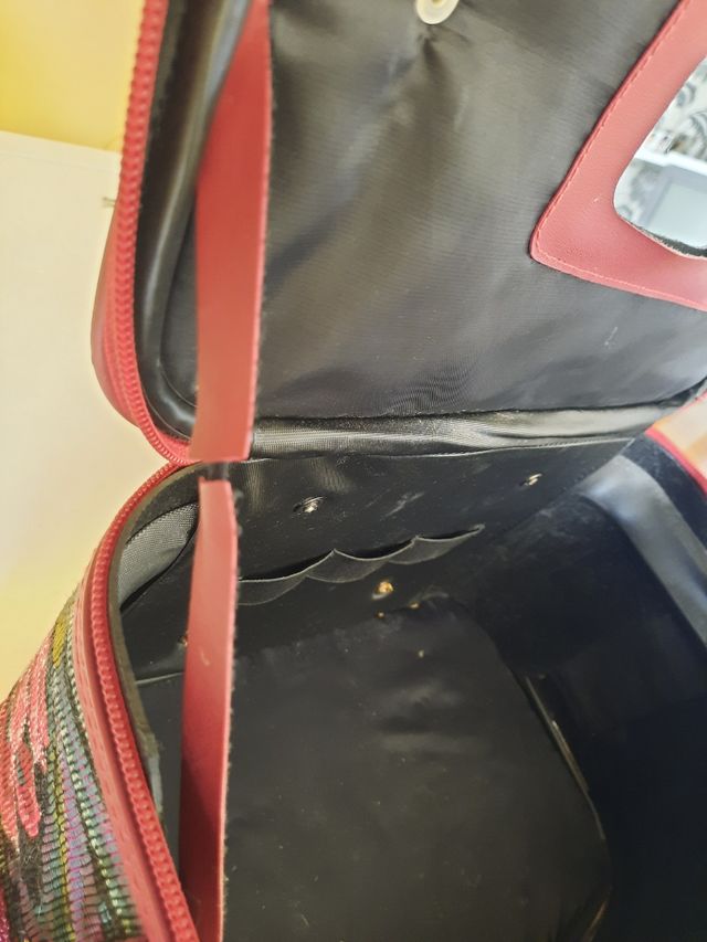 Neceser de viaje de tela con espejo interior.