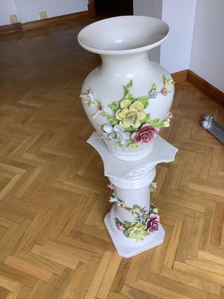 Jarrón de porcelana Capodimonte con pedestal