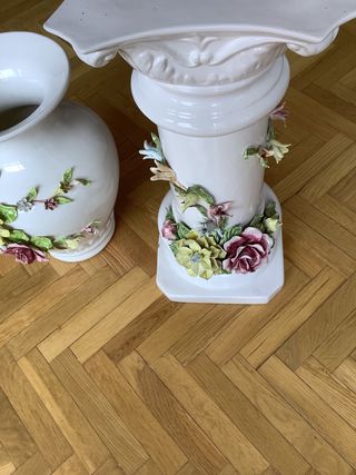 Jarrón de porcelana Capodimonte con pedestal